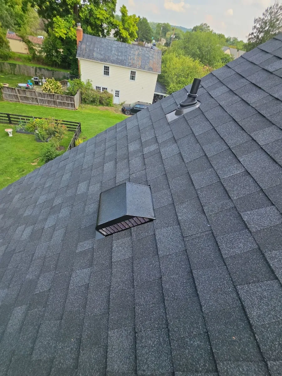 Ridge detail on a finished Landmark PRO roof in Hamilton, VA